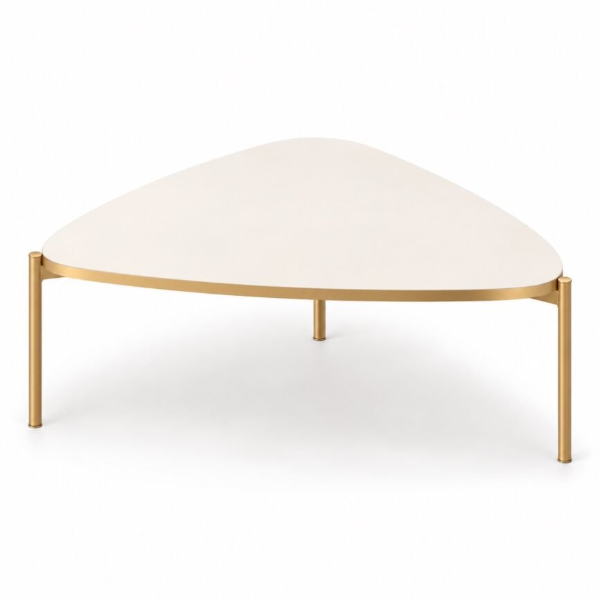 Mesa de centro Isa Off White com tampo triangular e pés dourados